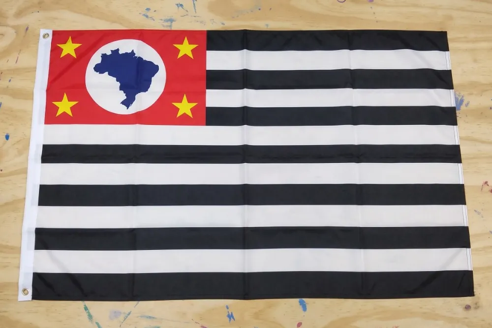 Bandeira do Estado de São Paulo confeccionada na mesa de oficina